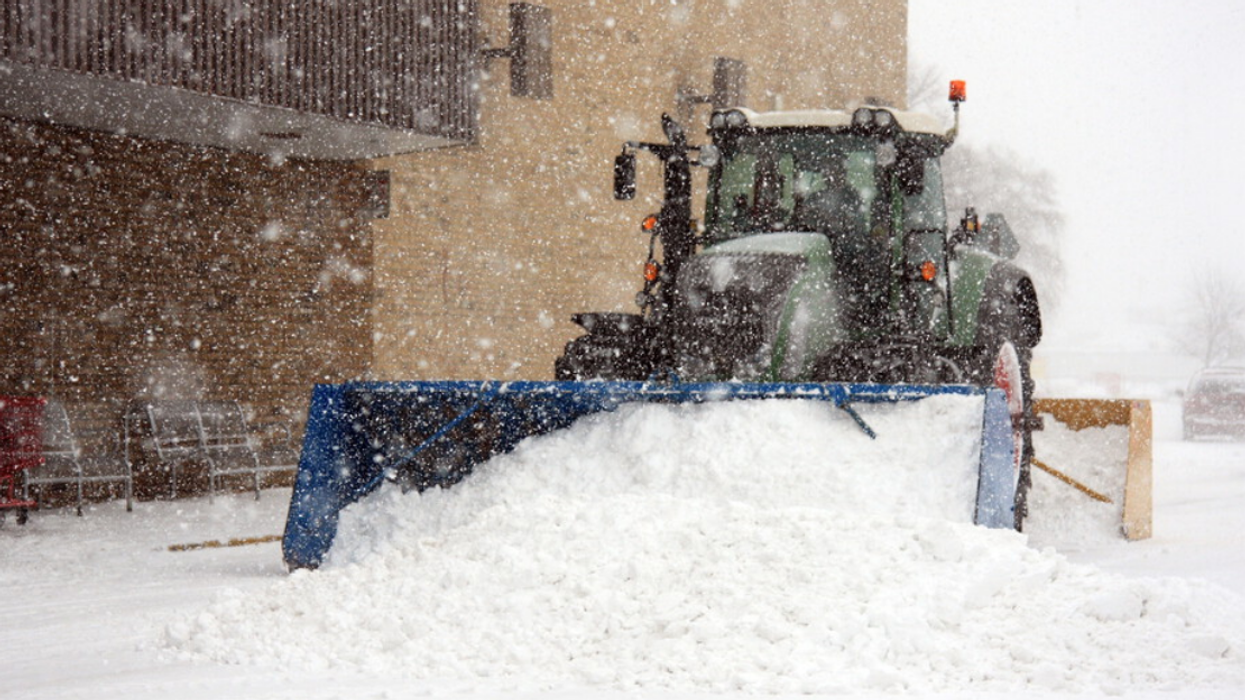 Une déneigeuse.