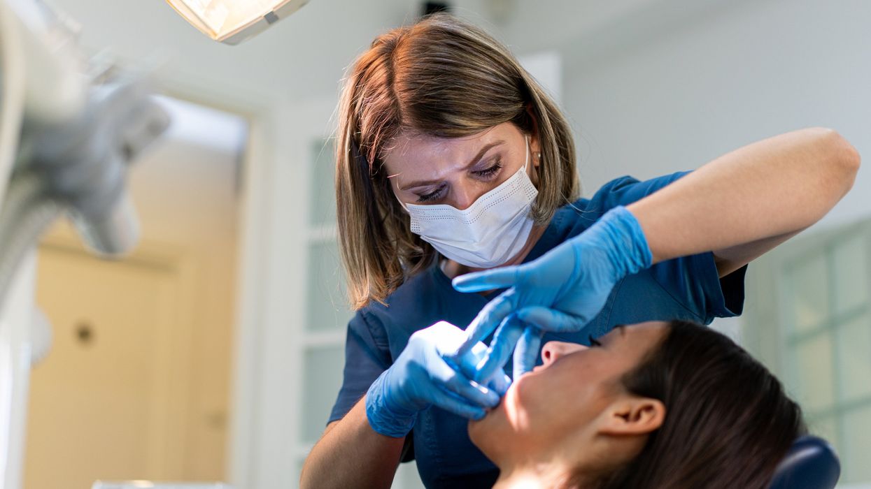 Une dentiste et sa patiente.