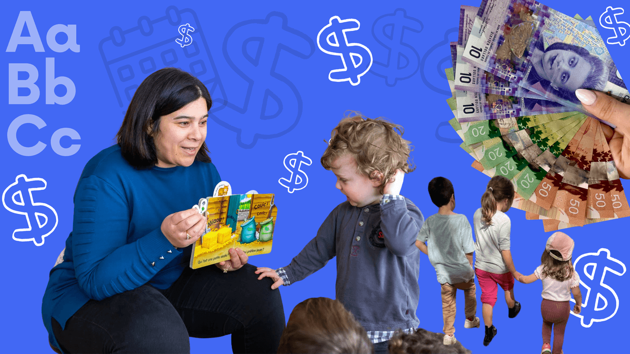 Une éducatrices qui fait la lecture à un enfant.