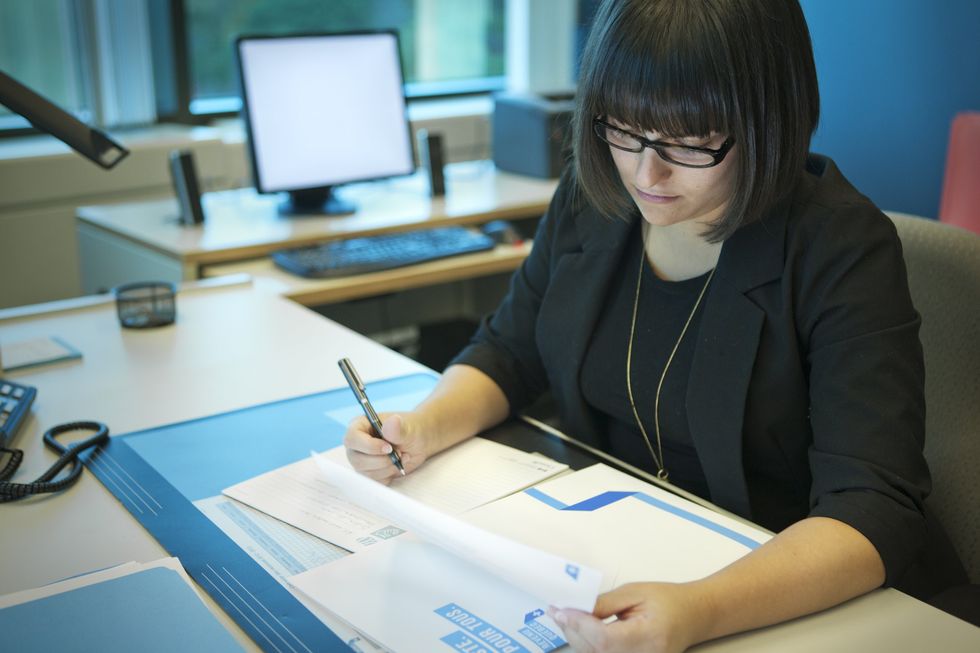 Une employ\u00e9e de Revenu Qu\u00e9bec.