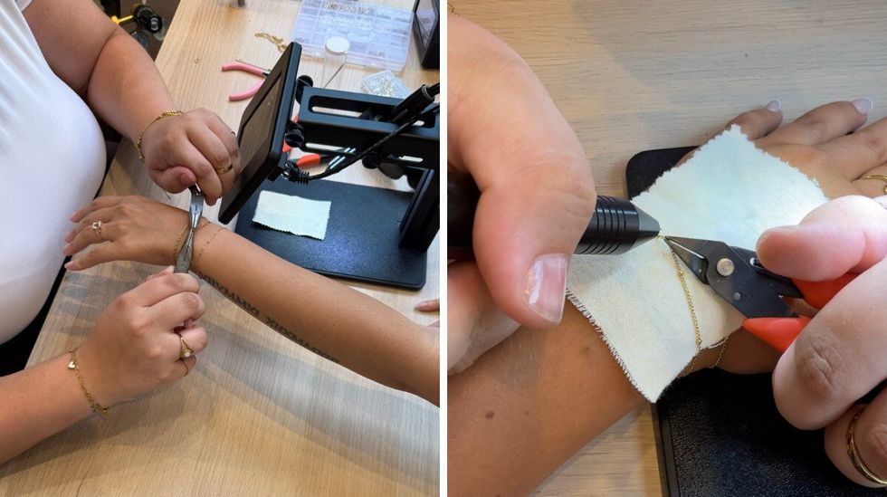 Une employ\u00e9e soude le bijou sur un poignet. 