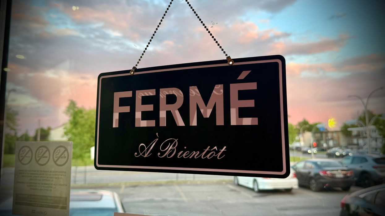 Une enseigne « Fermé ».
