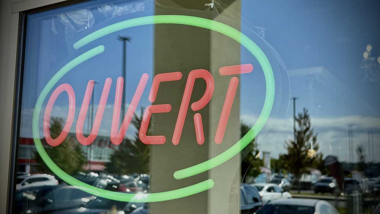 Une enseigne « ouvert ».