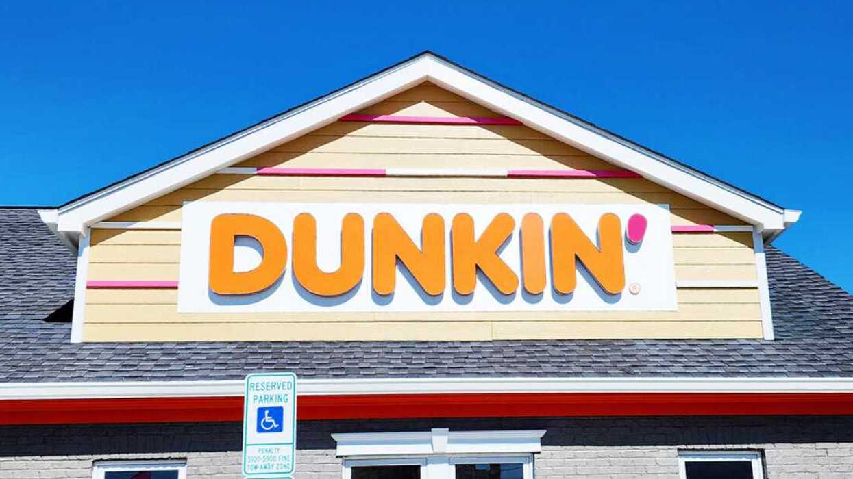 Une façade d'un restaurant Dunkin'.