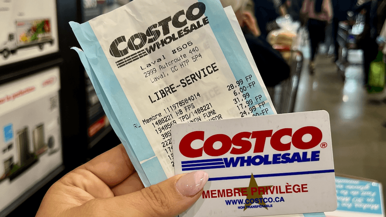 Une facture et une carte Costco de membre privilège.