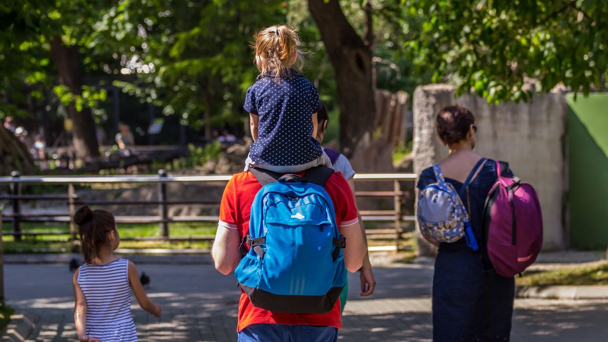 Une famille qui marche.