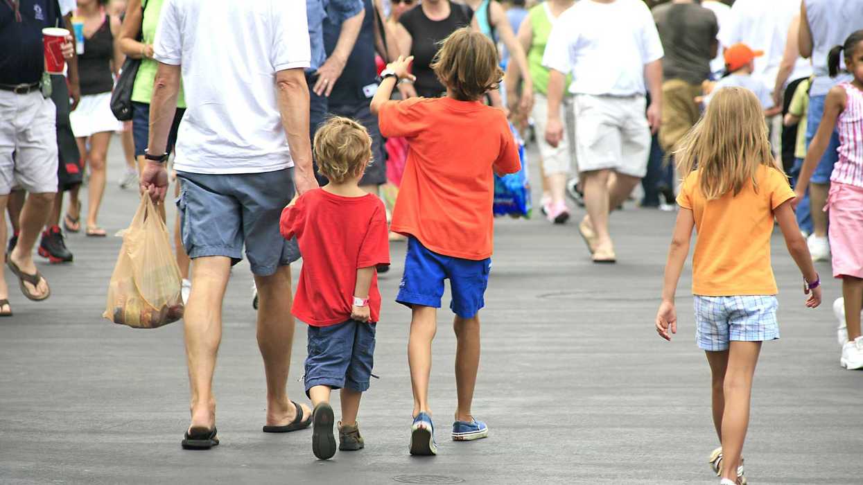 Une famille qui marche.