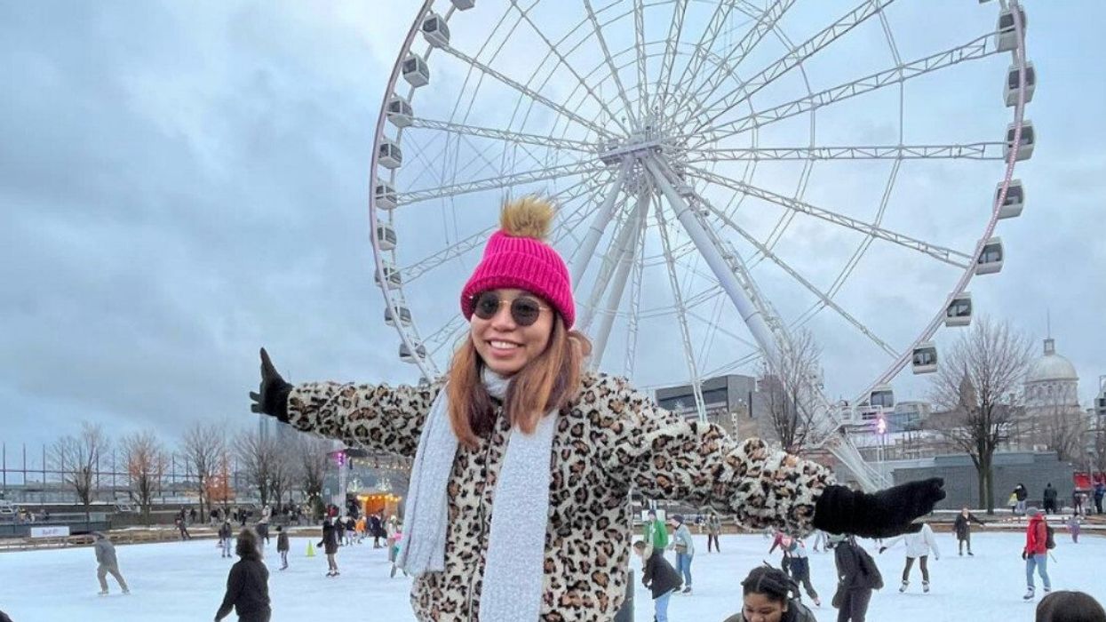 Une femme à la tuque rose se tenant dans une grande roue.