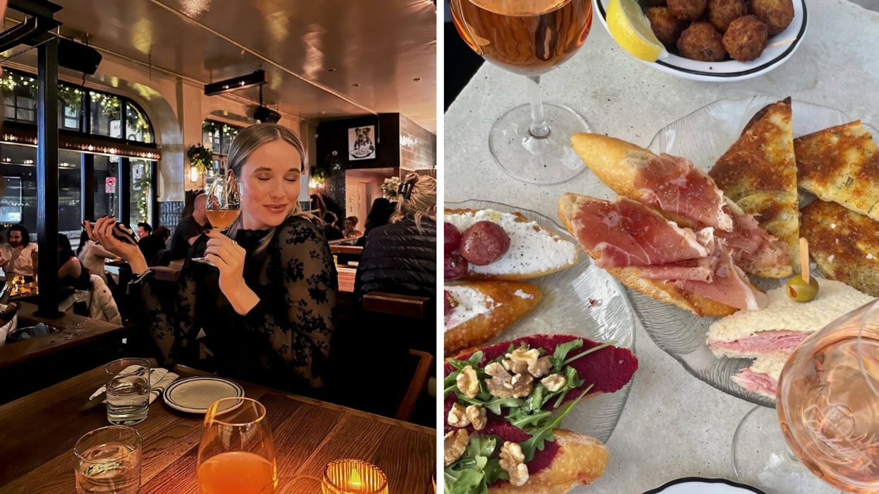 Une femme assise au restaurant, un verre de vin à la main. Droite : Vue de haut de plats à partager.