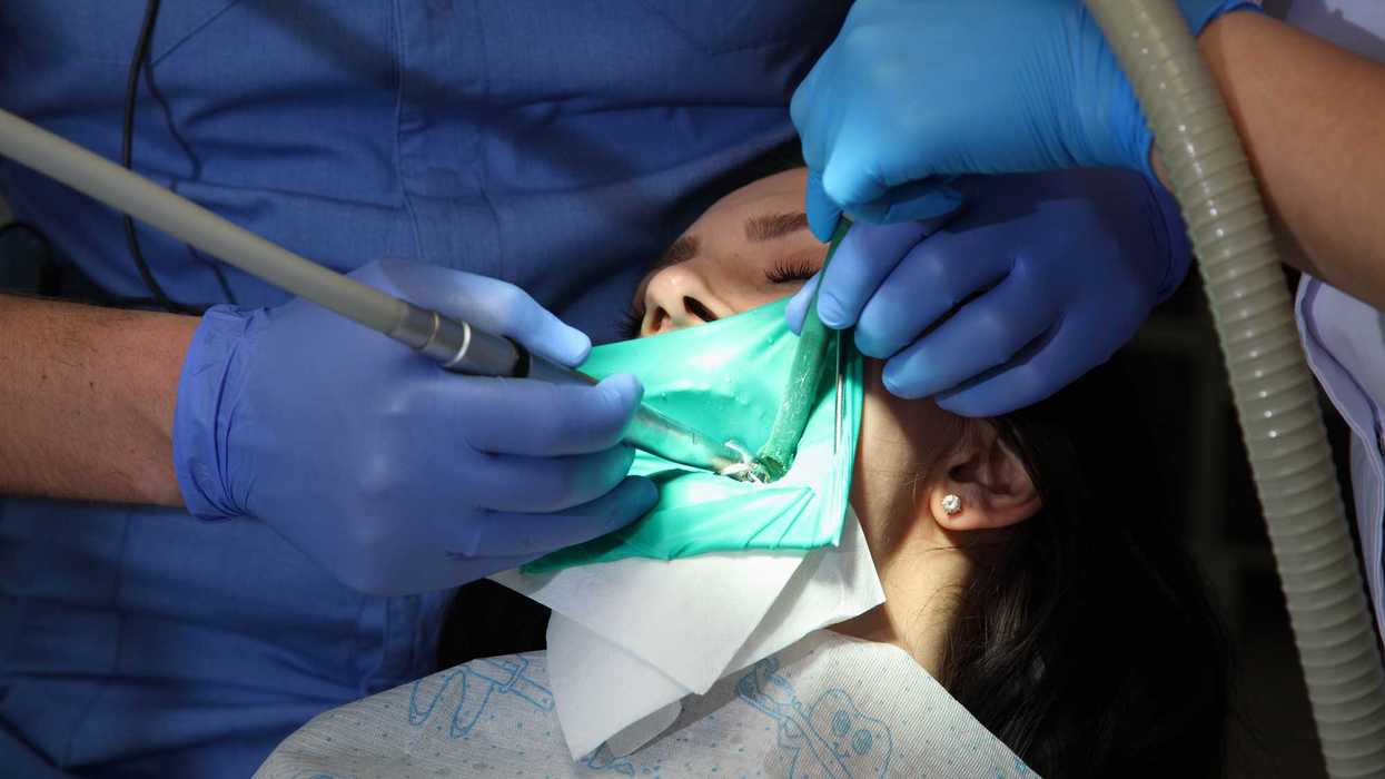 Une femme chez le dentiste.