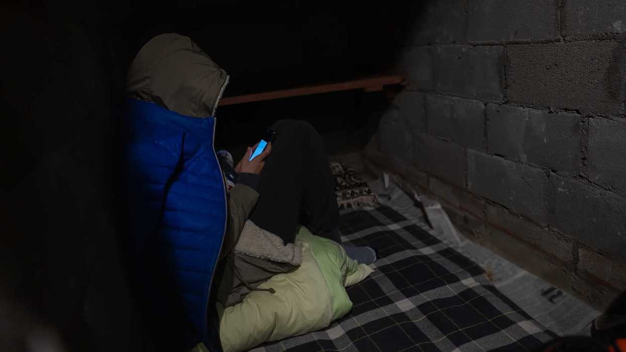 Une femme dans un abri.