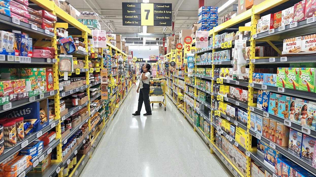 Une femme dans une allée d'épicerie au Canada.