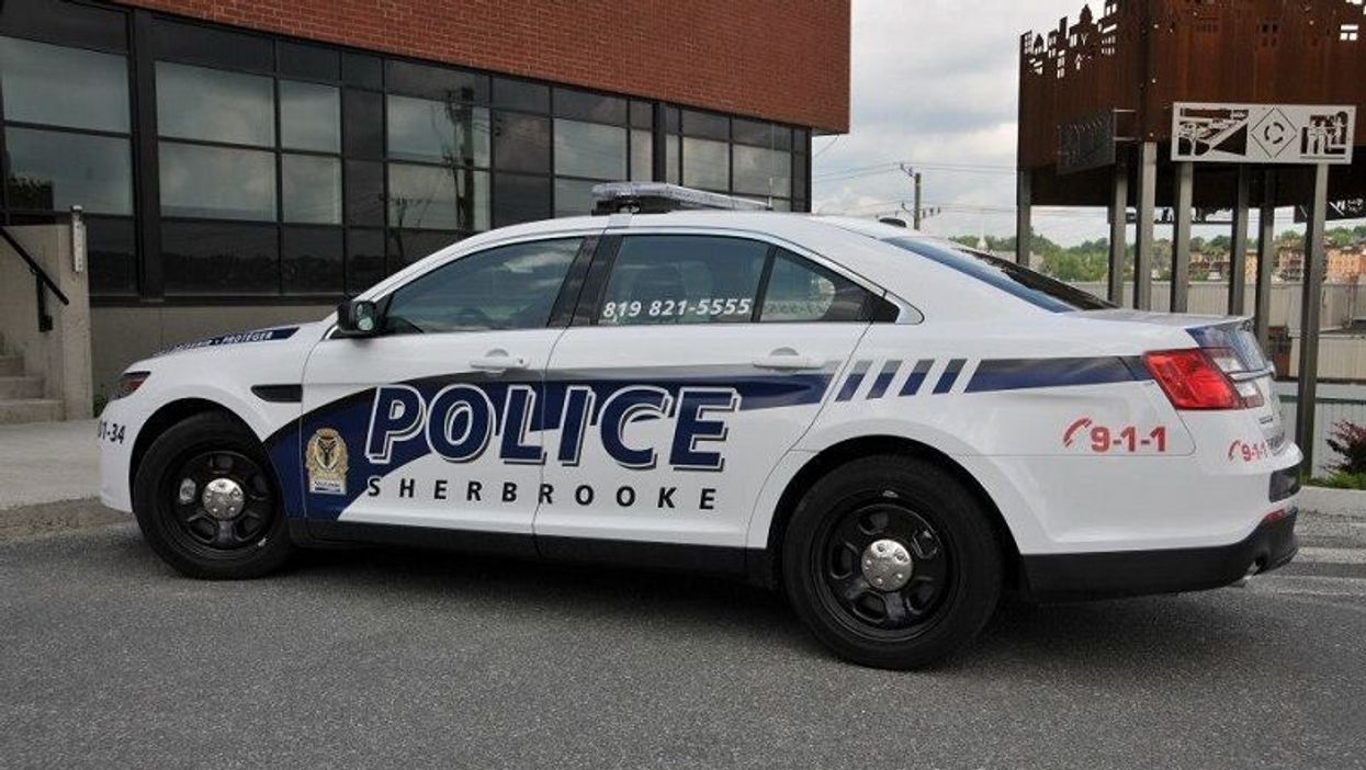 Une femme de Sherbrooke défie le couvre-feu en promenant son chum en laisse