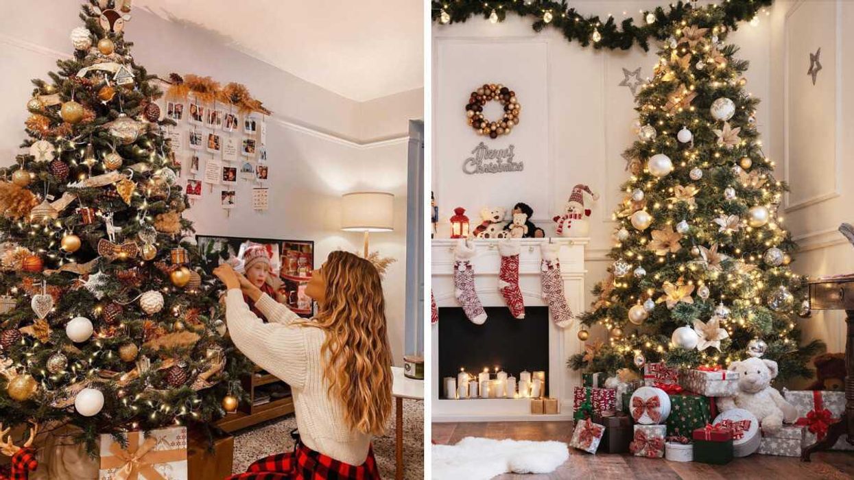 Une femme décore son sapin de Noël. Droite : Un sapin de Noël bien décoré.