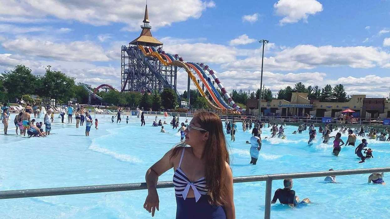 Une femme devant la piscine au parc aquatique Calypso en Ontario.