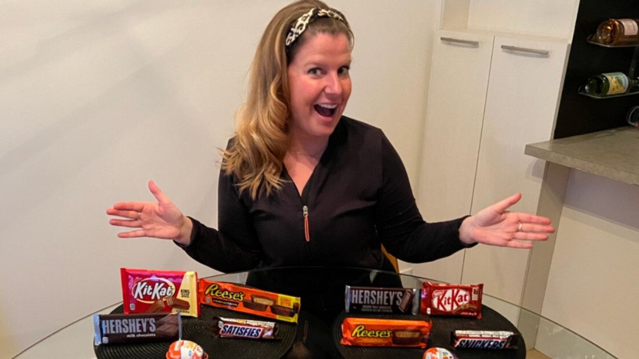 Une femme présente des chocolats américains et canadiens d'une même marque devant elle.