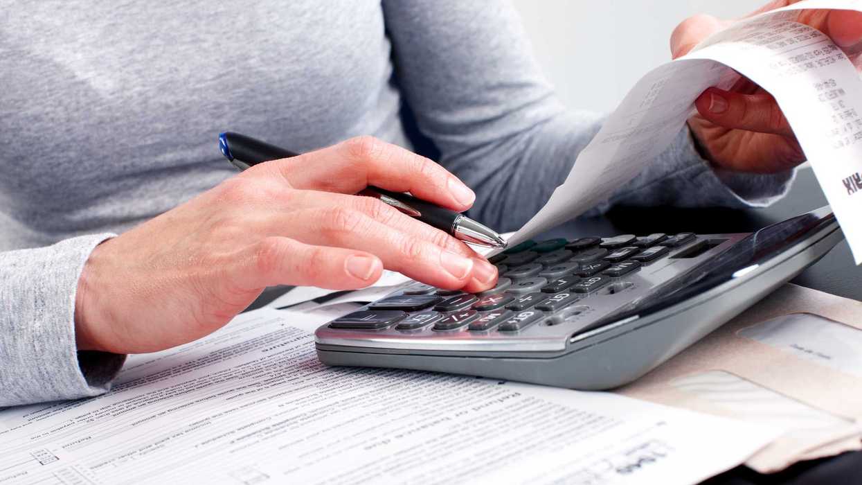 Une femme qui calcule quelque chose.