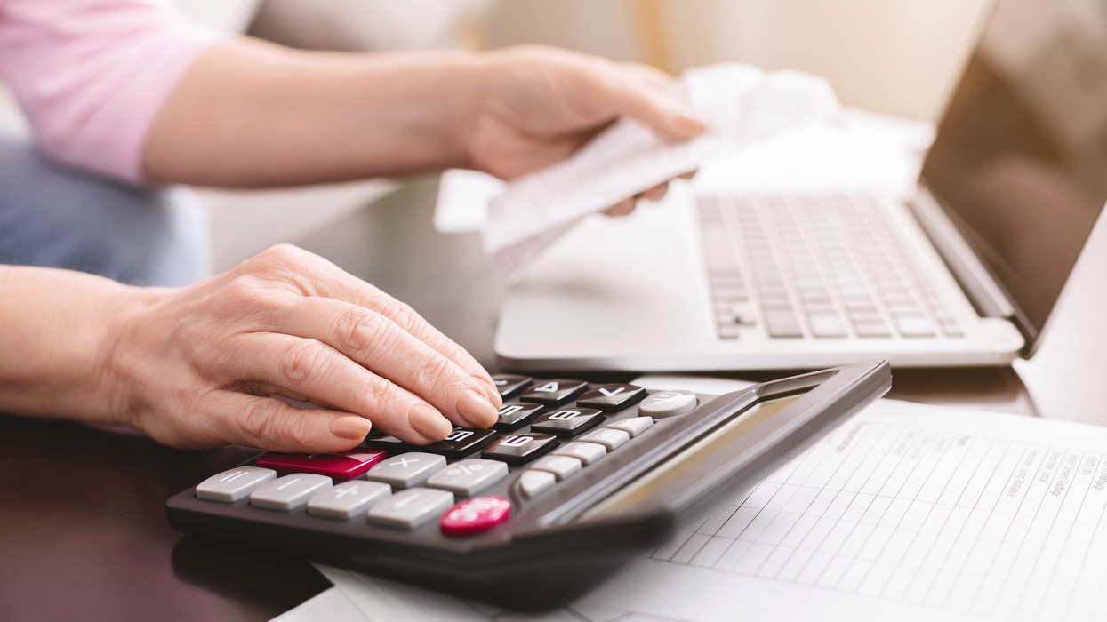 Une femme qui calcule.