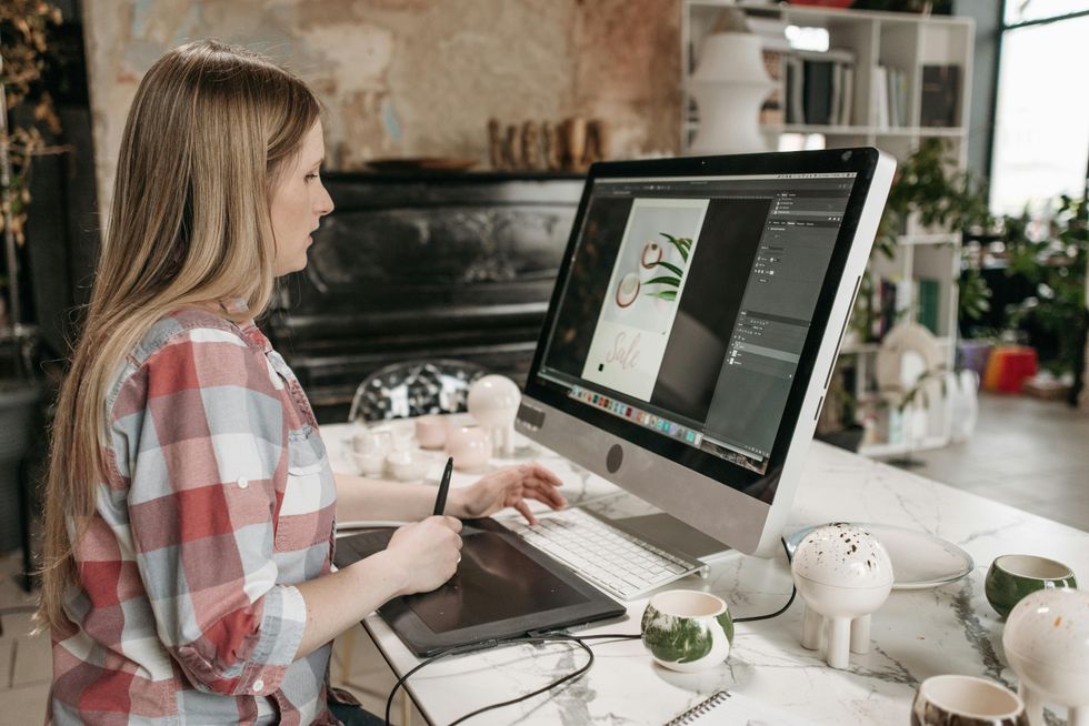 Une femme qui travaille \u00e0 l'ordinateur