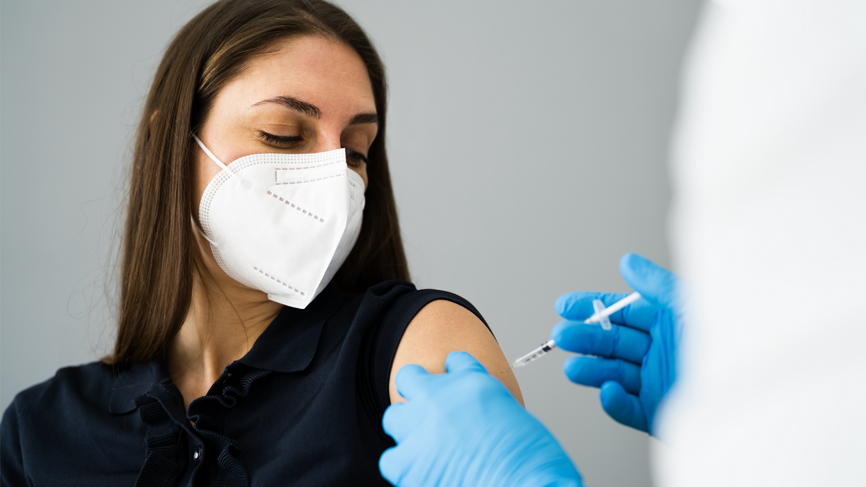 Une femme se fait vacciner.