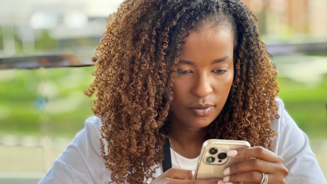Une femme sur son téléphone.