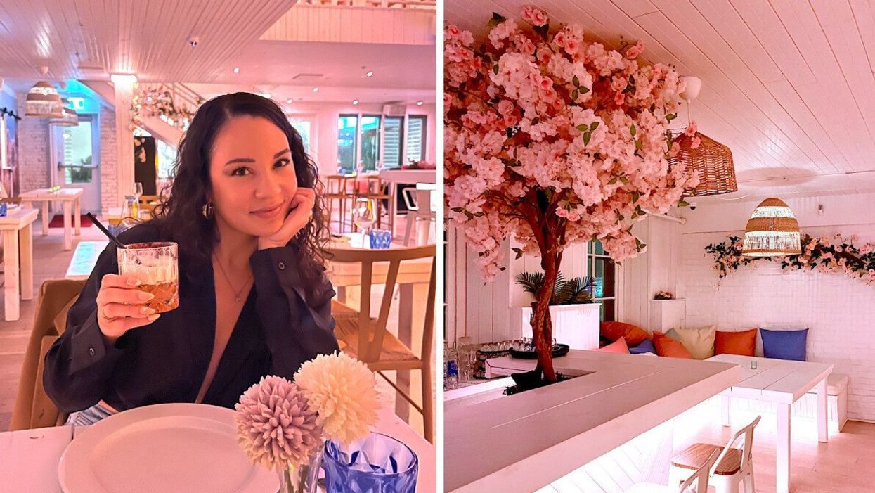 Une femme tient un cocktail dans un restaurant où la lumière est rose. Droite: un faux arbre en fleurs roses dans un restaurant.