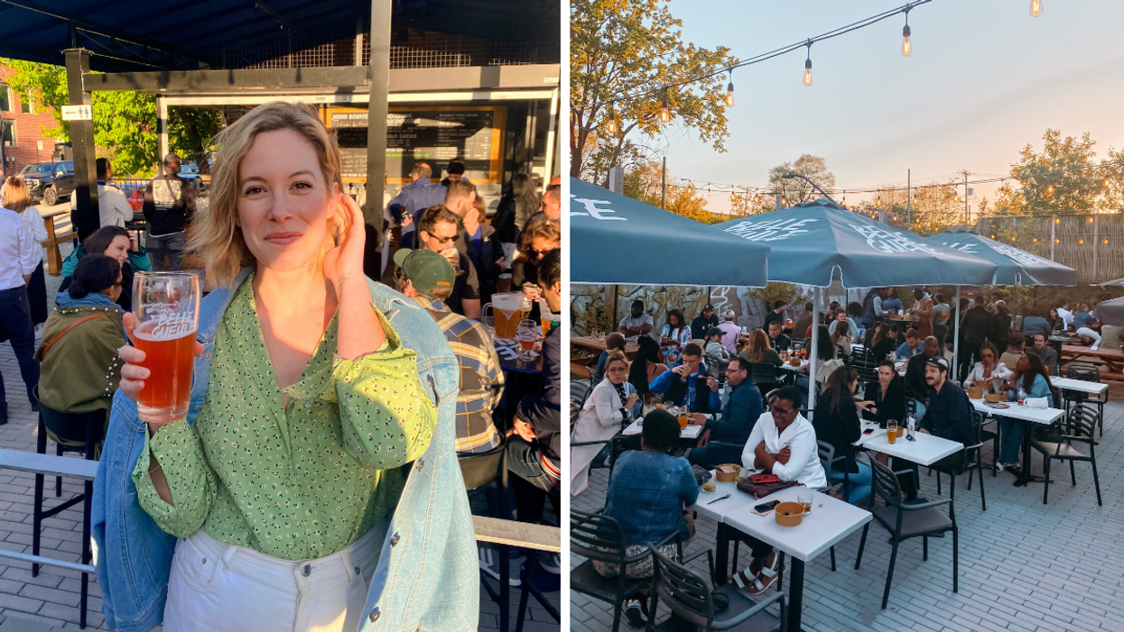 Une femme tient un pinte de bière à la Terrasse Biergarten. Droite : Des gens assis à des tables extérieures à la Terrasse Biergarten.