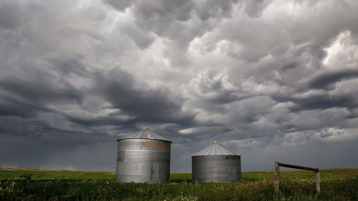 Une ferme sous un orage.