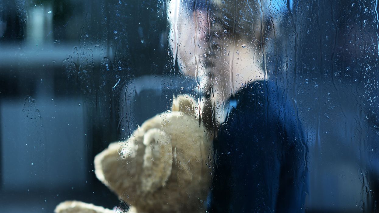 Une fillette et son ourson.