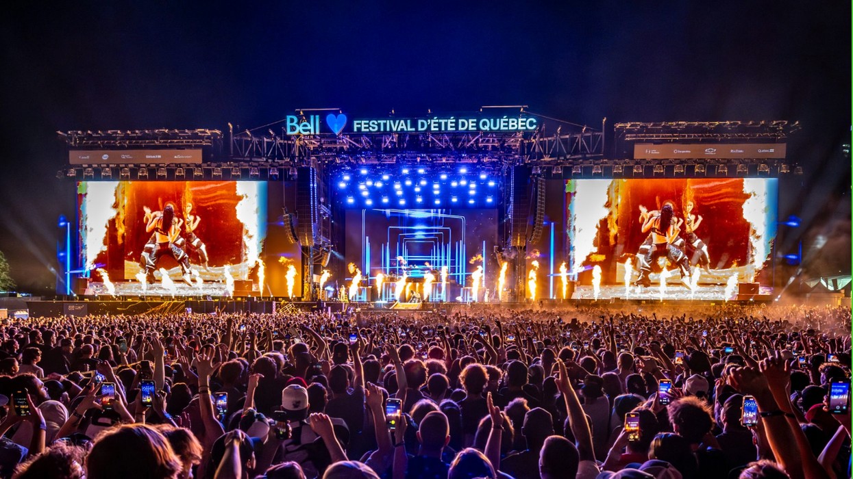 Une foule devant la scène principale au Festival d'été de Québec (FEQ).