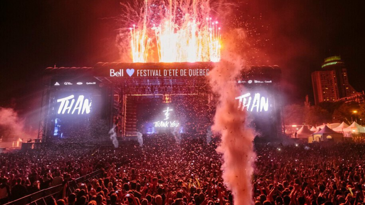 Une foule devant une scène au Festival d'été de Québec.