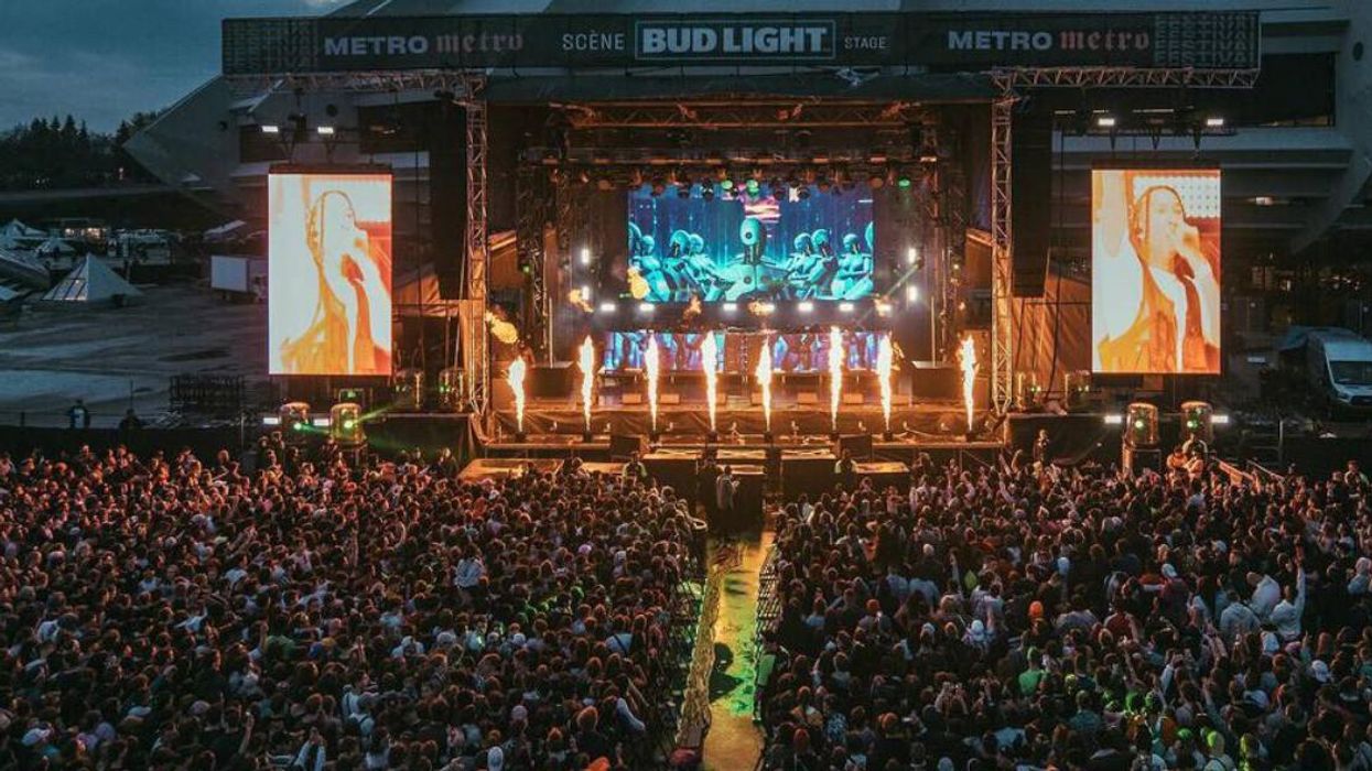 Une foule regardant un concert sur la scène Bud Light au Festival Metro Metro.