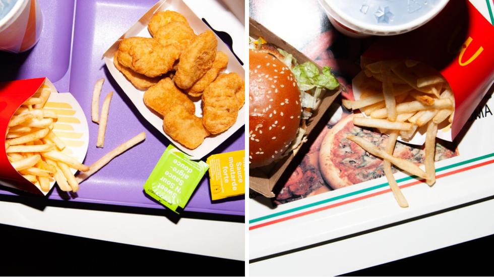 Une frite, des croquettes et deux sauces sur un plateau mauve. Droite: Un sandwich, une frite et une liqueur sur un naperon.
