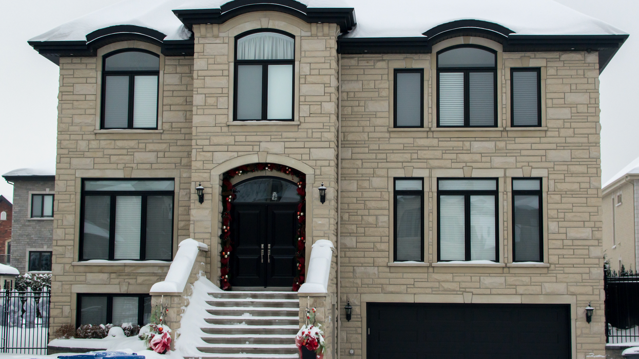 Une grande maison enneigée au Québec.