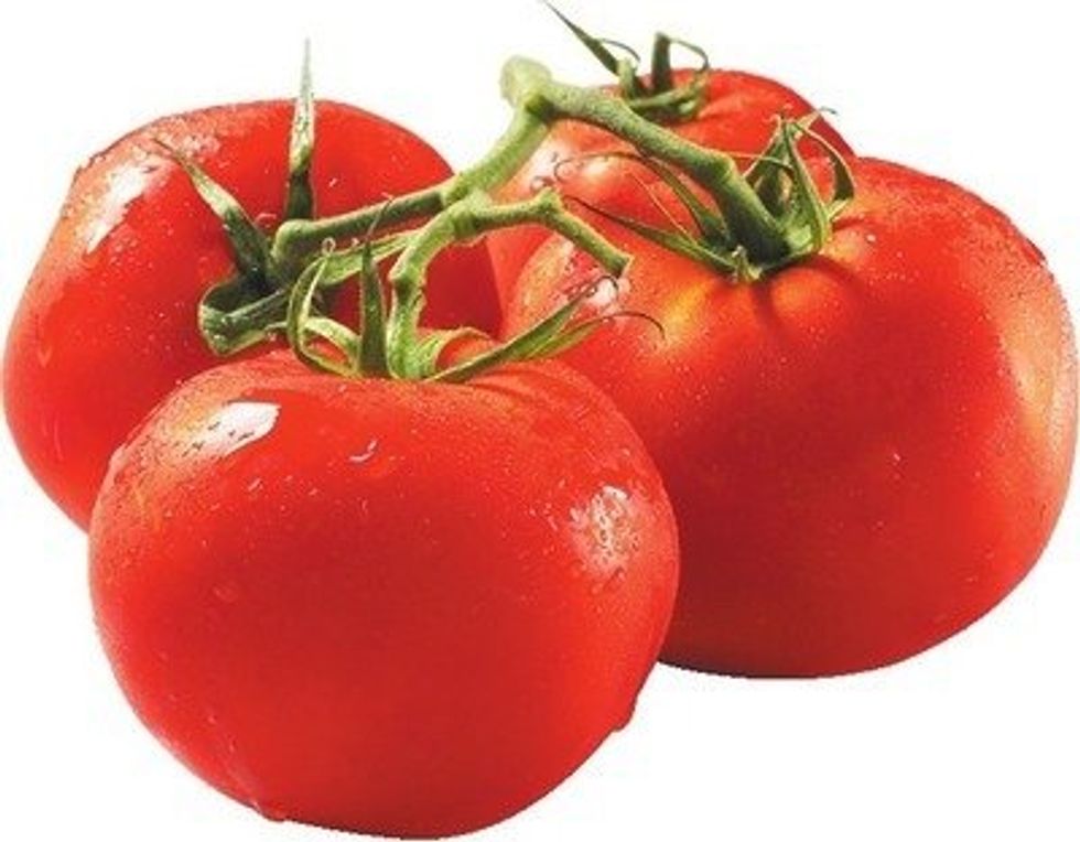 Une grappe de quatre tomates sur fond blanc.