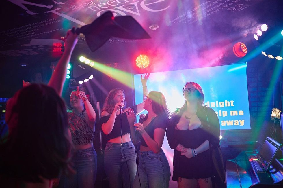 Une groupe faisant du karaok\u00e9.