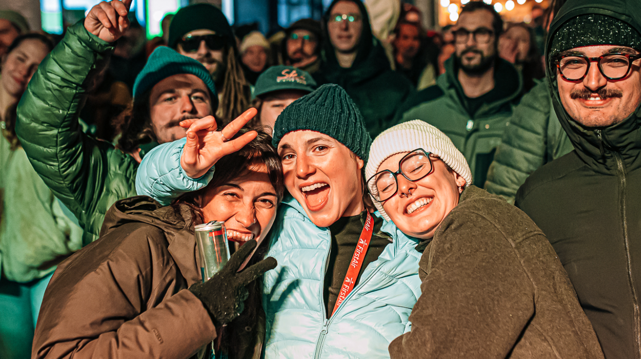 Une groupe souriant dans une foule.