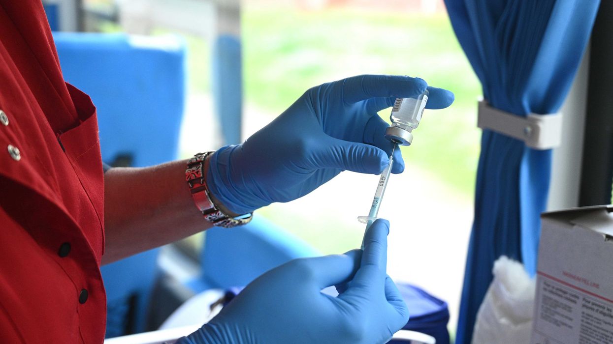 Une infirmière qui administre un vaccin.