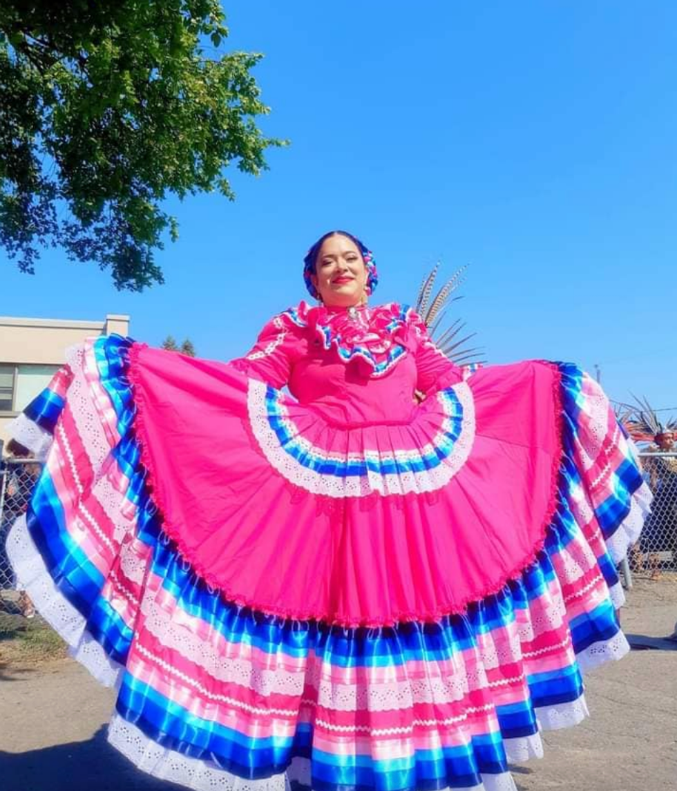 Une latina avec des tenues traditionnelles.