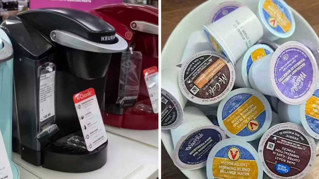 Une machine à café Keurig. Droite : Des capsules K-Cup de Keurig dans un bol.