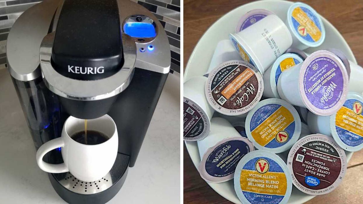 Une machine à café Keurig. Droite : des capsules K-Cup de Keurig.