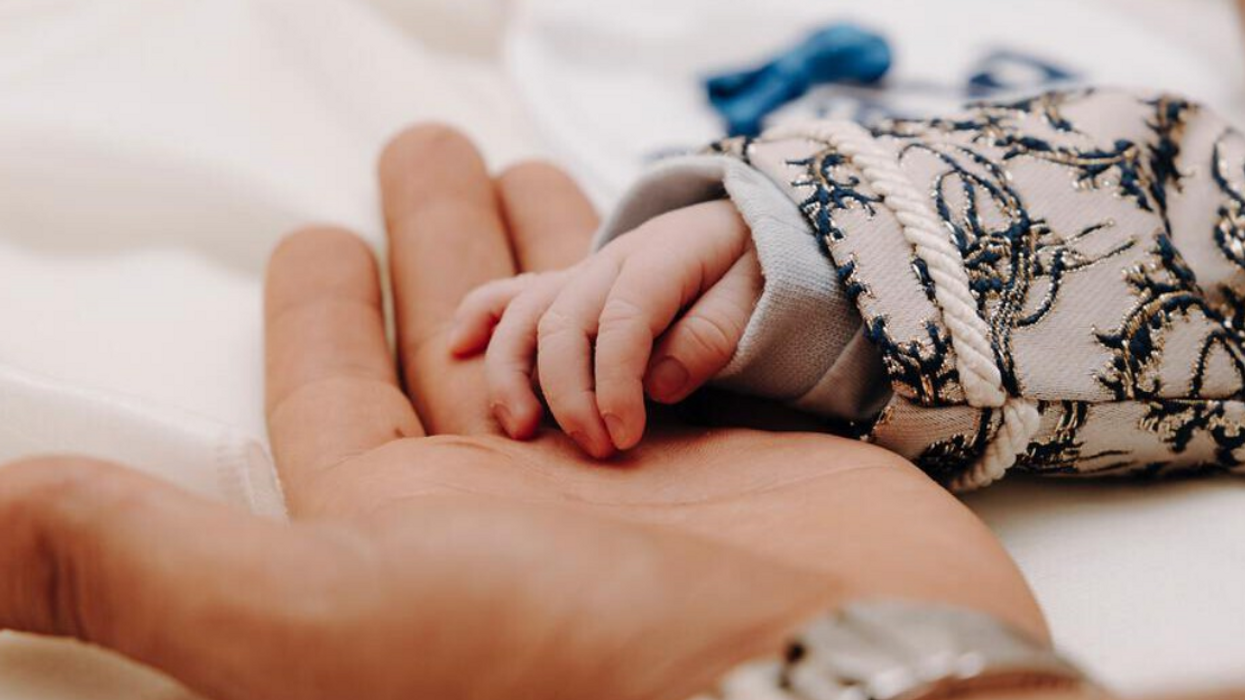Une main d'enfant dans une main d'homme