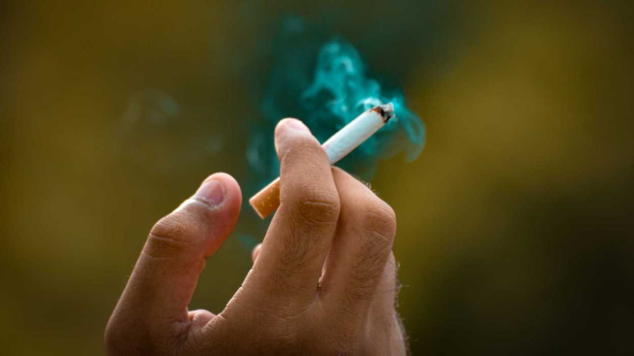 Une main qui tient une cigarette.