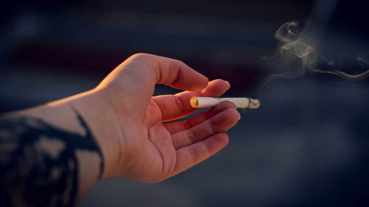 Une main qui tient une cigarette.