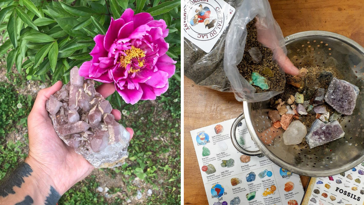 Une main tenant du quartz devant une fleur. Droite : Des pierres, cristaux et minéraux dans du sable.