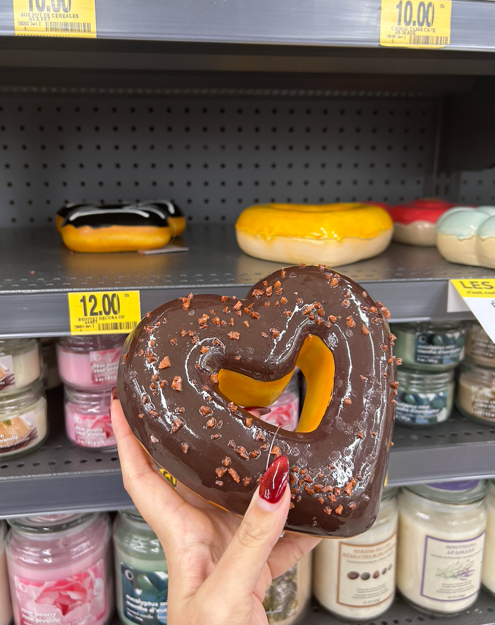 Une main tenant un beignet d\u00e9coratif en forme de coeur au Tigre G\u00e9ant.