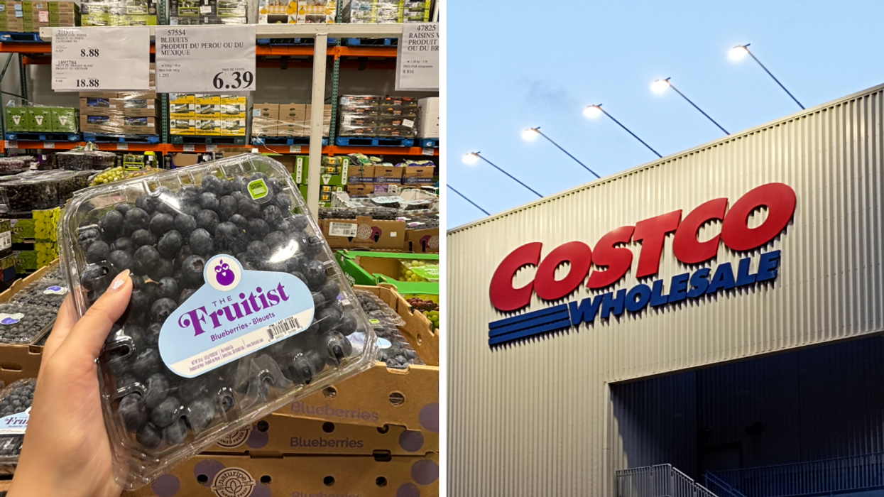 Une main tenant un casseau de bleuets The Fruitist au Costco. Droite : La façade d'un Entrepôt Costco.