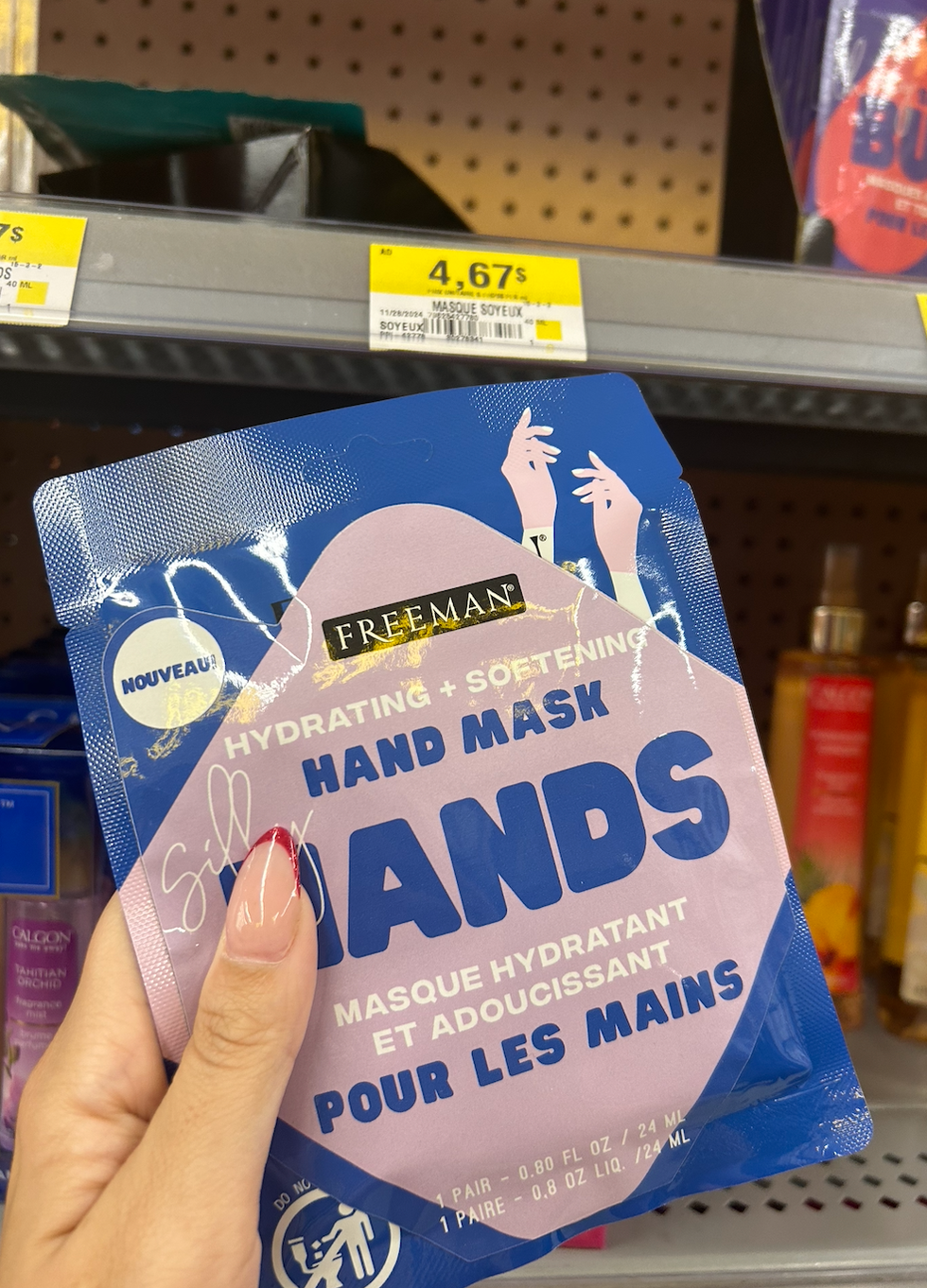 Une main tenant un masque hydratant et adoucissant pour les mains au Walmart.