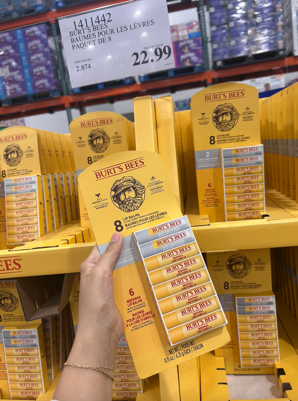 Une main tenant un paquet de baumes \u00e0 l\u00e8vres Burt's Bees au Costco.