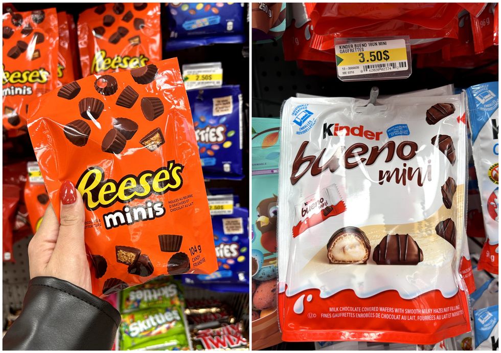 Une main tenant un sac orange de Reese's minis devant l'\u00e9talage du Dollarama. Droite : Un sac de Bueno mini au Dollarama.